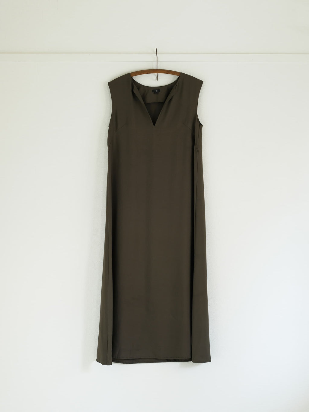 Long v dress | 2 colors | S, M