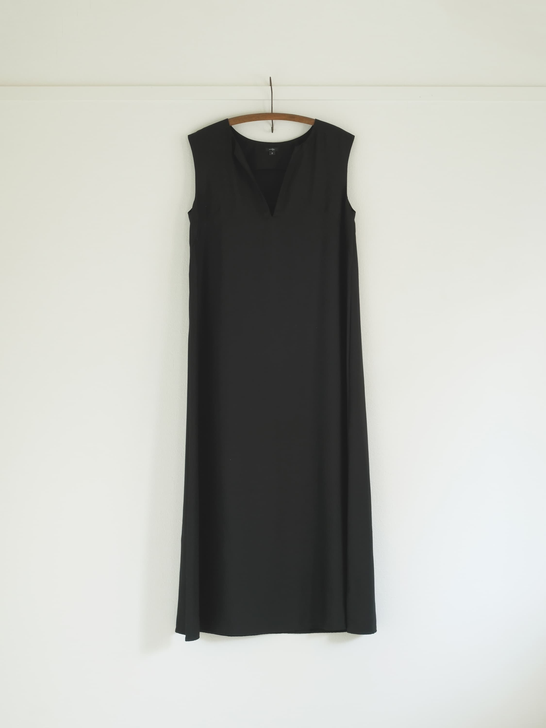 Long v dress | 2 colors | S, M